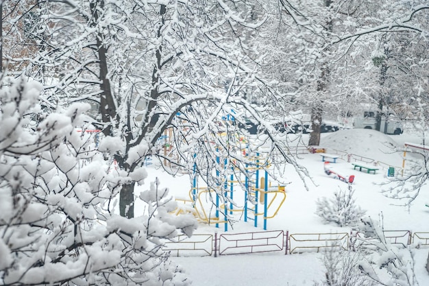 O pátio da cidade está densamente coberto de neve