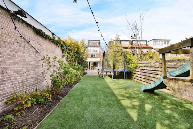 O pátio de uma casa de elite com árvores e um jardim