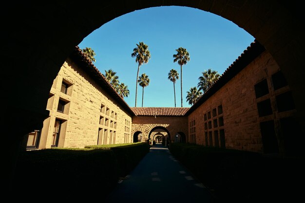 O pátio do edifício da Universidade de Stanford