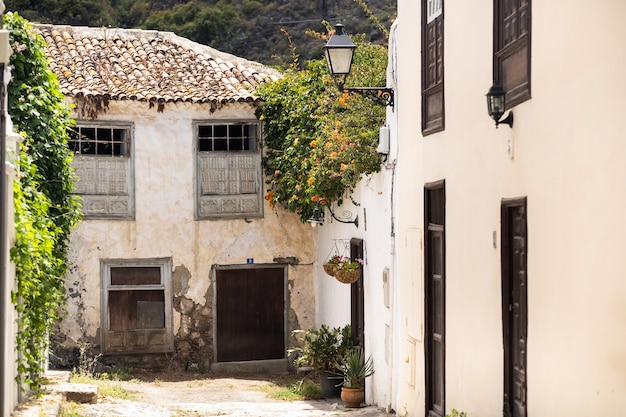 O pátio em frente à porta da frente. espanha, ilhas canárias, tenerife