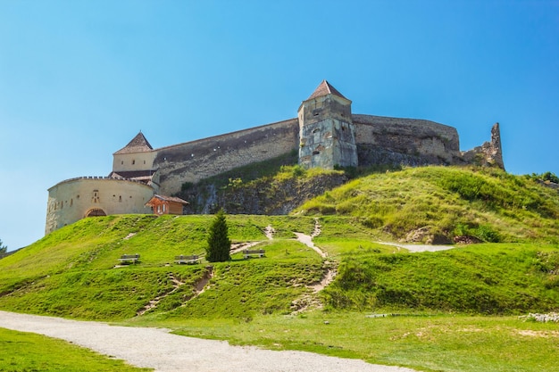 O pátio interno do castelo Rasnov no condado de Brasov