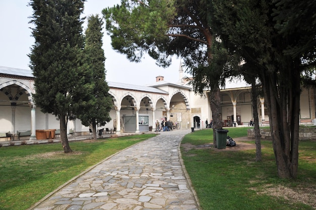 O pátio interno do Palácio de Topkapi. Beco do parque feito de grandes pedras. 07 de janeiro de 2014, Istambul, Turquia.