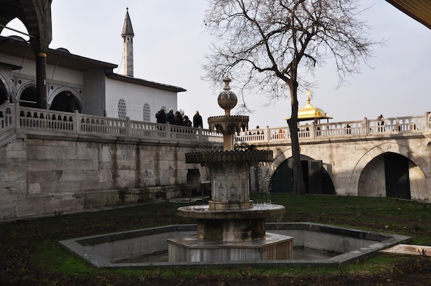 O pátio interno do Palácio de Topkapi. Beco do parque feito de grandes pedras. 07 de janeiro de 2014, Istambul, Turquia.