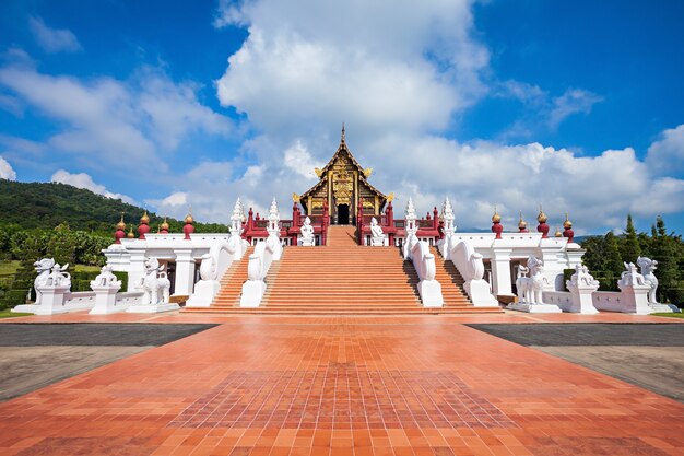 Foto o pavilhão real (ho kham luang) no royal park rajapruek perto de chiang mai, tailândia