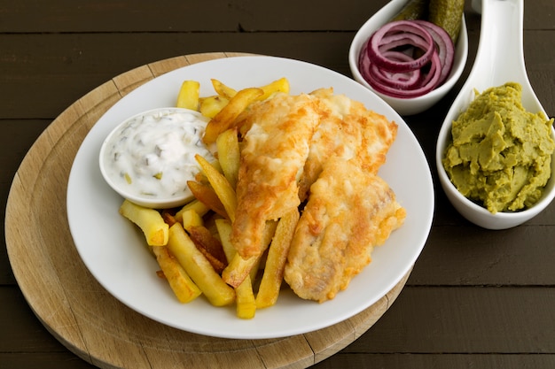 O peixe e batatas fritas. Um prato tradicional Inglês.