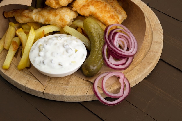 O peixe e batatas fritas. Um prato tradicional Inglês.