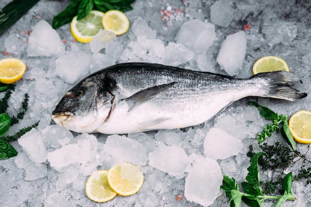 O peixe fresco dorado encontra-se no gelo