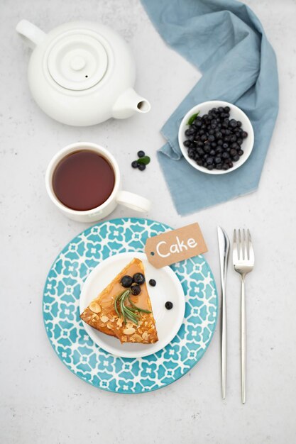 O pequeno-almoço é filmado em estilo flatlay na mesa é uma sobremesa de queijo cottage cheesecake bagas