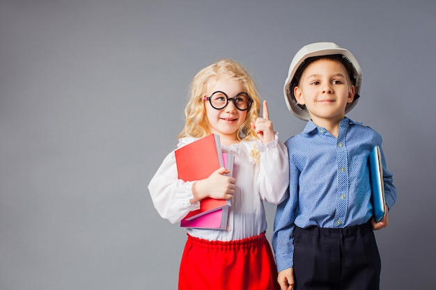 O pequeno casal em trajes de professor e engenheiro