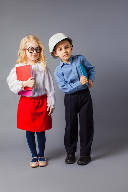 O pequeno casal em trajes de professor e engenheiro