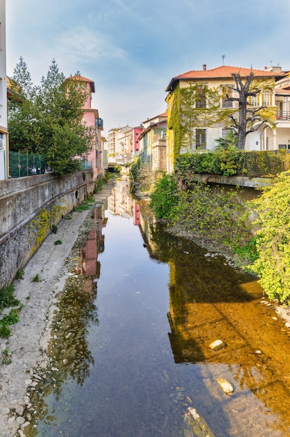 O pequeno rio que atravessa a cidade de Bergamo Itália