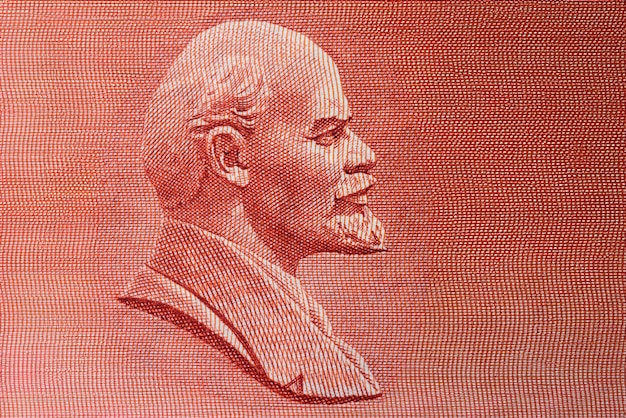 O perfil da escultura de Lenin é tirado de uma nota de dez centavos soviética.