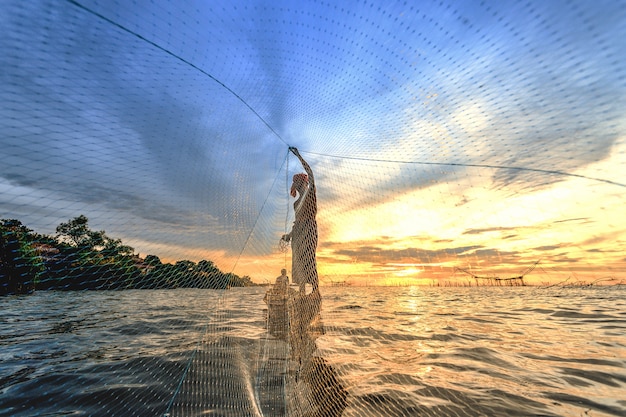 O pescador lançou um barco em seu barco.