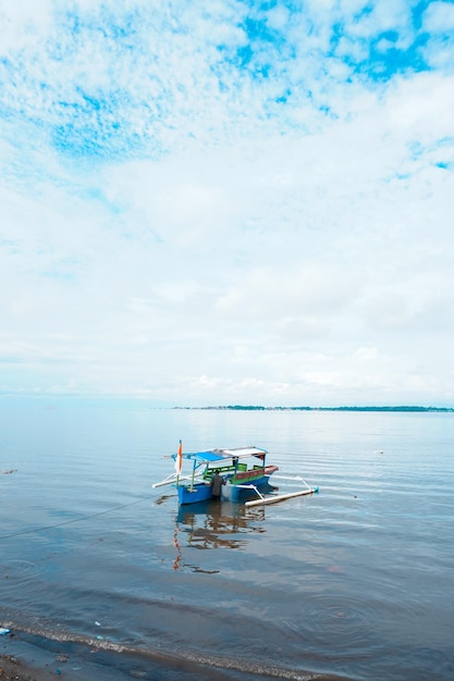 O pescador prepara o barco antes de navegar para garantir que tudo esteja seguro. Fotos de retrato