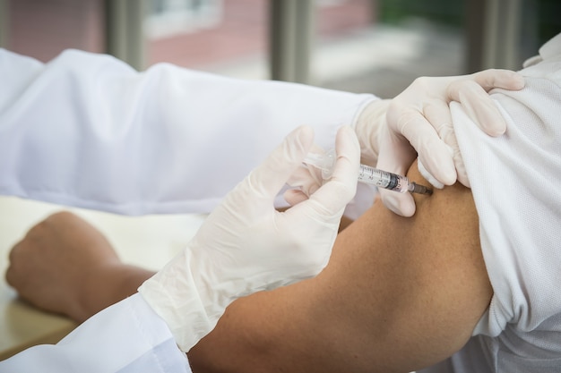 Foto o pessoal médico foi vacinado para covid-19 ao paciente para proteger a saúde contra doenças como proteção de saúde.