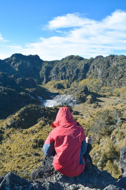 Foto o pico da cratera do monte sumbing, em java central