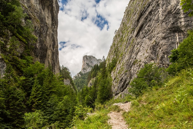 O pico das montanhas do altar de bicaz canyon