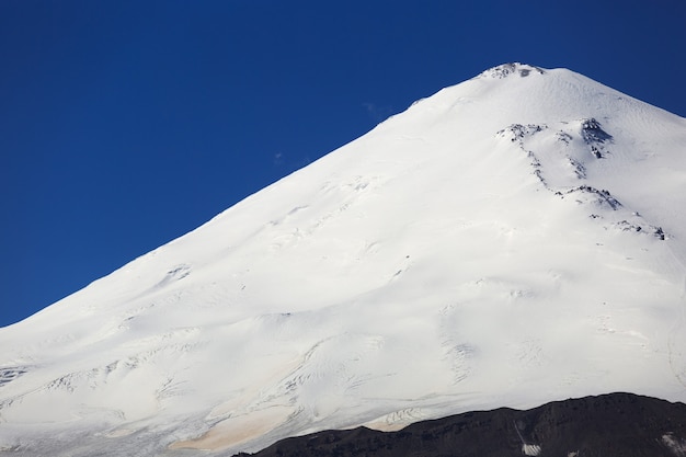 O pico oriental do Monte Elbrus está coberto de neve. Rocks Lenz na encosta norte