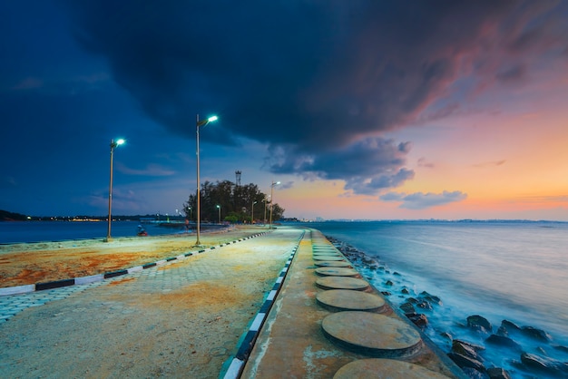 O píer na praia da ilha putri ilha batam em um lindo pôr do sol