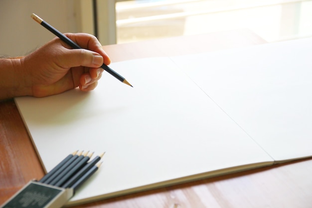 O pintor usando desenho a lápis preto em papel branco