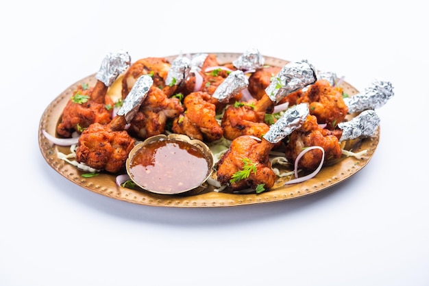 O pirulito de frango é um aperitivo chinês indiano que é um winglet de frango francês