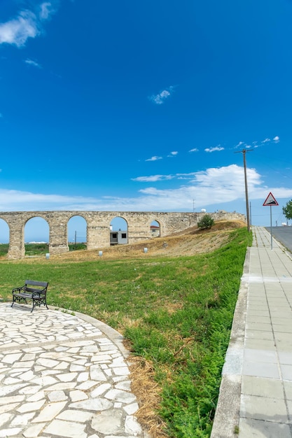 O pitoresco aqueduto antigo está localizado perto da cidade de Larnaca.