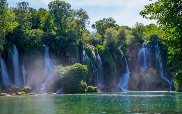 O pitoresco kravice cai no parque nacional da bósnia e herzegovina