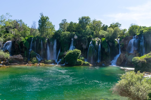 O pitoresco Kravice cai no Parque Nacional da Bósnia e Herzegovina