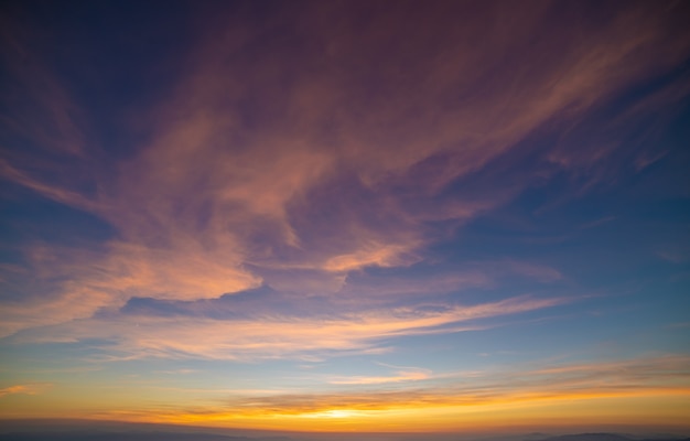 O pitoresco pôr do sol no céu