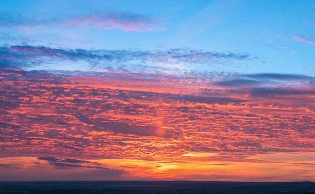 O pitoresco pôr do sol no fundo da cidade