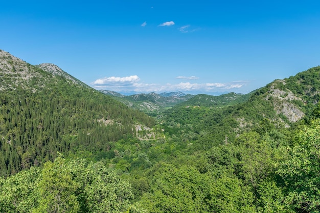 O pitoresco rio sinuoso flui entre montanhas verdes