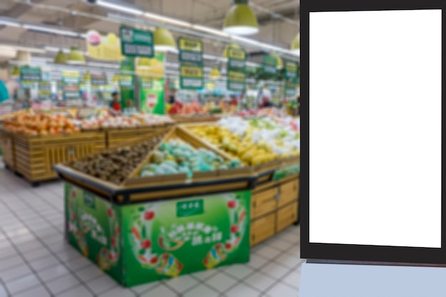 O plano de fundo do shopping turva em primeiro plano para a caixa de luz de publicidade