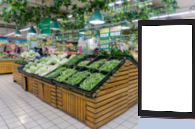 O plano de fundo do shopping turva em primeiro plano para a caixa de luz de publicidade