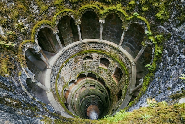 Foto o poço de iniciação subterrâneo da quinta da regaleira em sintra portugal