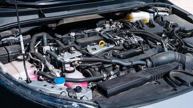 O poderoso motor diesel do carro moderno carro sem motorista com capô aberto serviço de reparo e peças de reposição conceito automotivo de reparo de carro de manutenção