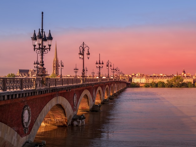 O Pont de Pierre Medindo o Rio Garonne, em Bordéus, França