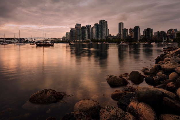 Foto o pôr do sol atrai os pontos turísticos de vancouver