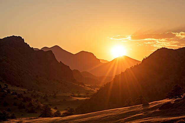 O pôr-do-sol atrás da silhueta de uma cordilheira