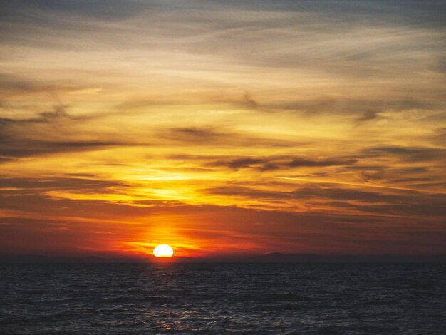 Foto o pôr-do-sol atrás de uma ilha na costa perto de zadar, na croácia