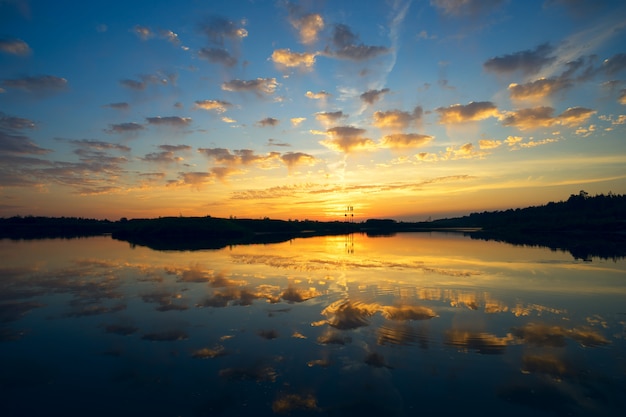 O pôr do sol de noite no lago.