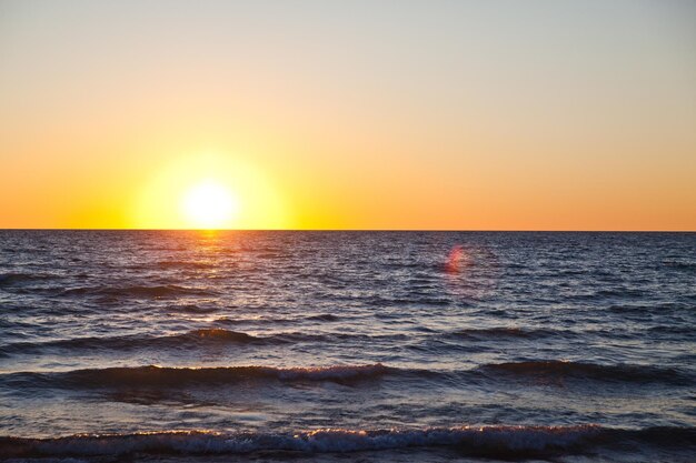 Foto o pôr-do-sol dourada sobre o lago michigan