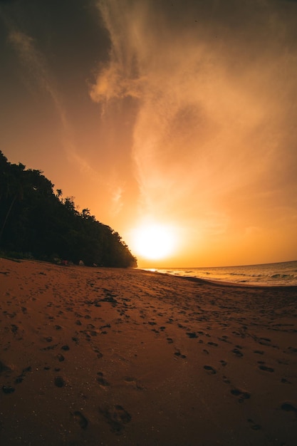 Foto o pôr-do-sol e o nascer do sol na praia das caraíbas