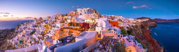 Foto o pôr-do-sol na famosa cidade de oia, grécia, europa