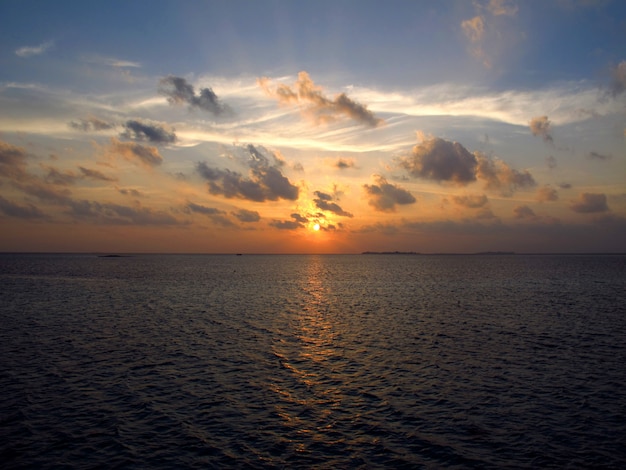 O pôr do sol nas Maldivas, Oceano Índico