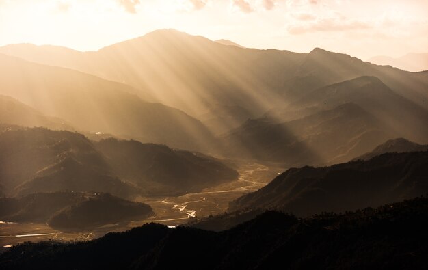 Foto o por do sol nas montanhas ajardina, icebergue da cuba de phu, província de phetchabun, ao norte de tailândia.