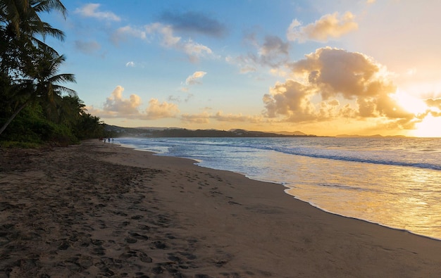 O pôr do sol nas Índias Ocidentais Francesas da ilha da Martinica