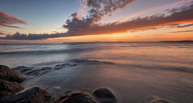 O pôr-do-sol no mar, o belo céu no litoral, a paisagem marinha.