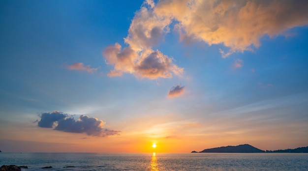 O pôr-do-sol ou o nascer do sol no céu nuvens sobre o mar luz solar em Phuket Tailândia paisagem natural incrível paisagem marinha