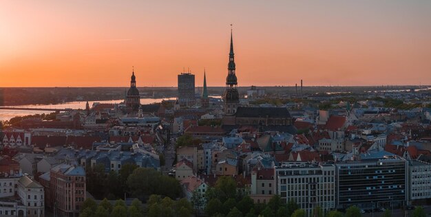 O pôr-do-sol panorâmico aéreo sobre a cidade velha de Riga, na Letónia