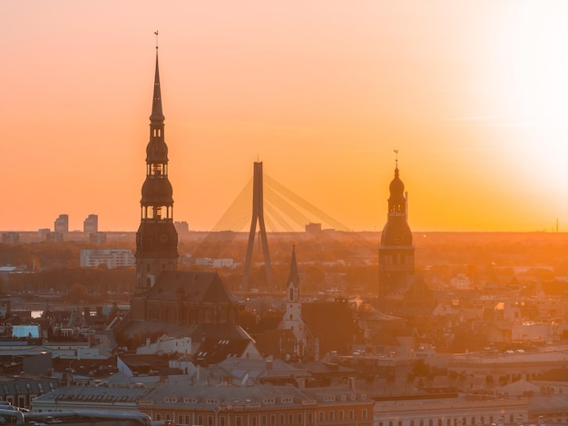 O pôr-do-sol panorâmico aéreo sobre a cidade velha de Riga, na Letónia